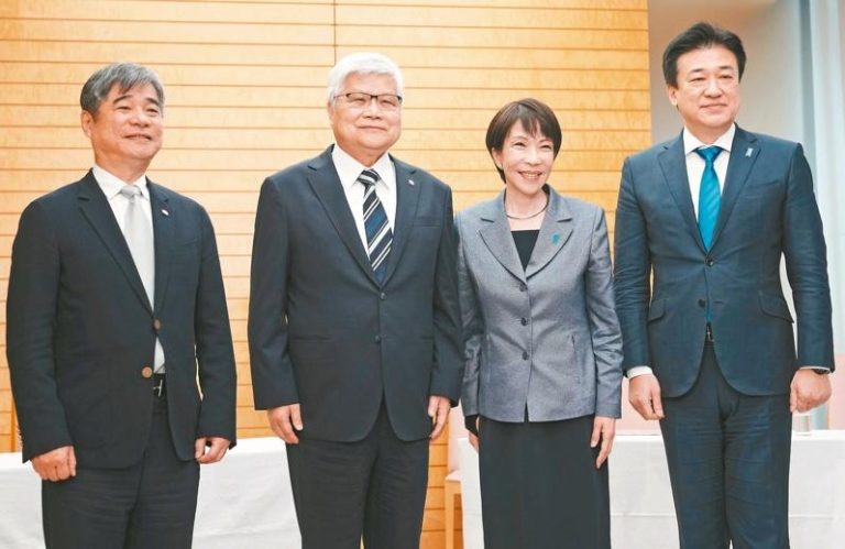 台积电董事长魏哲家（左二）5日赴东京拜会日本首相高市早苗（右二），由日本内阁官房长官木原稔（右）及台积电副总经理李俊贤（左）作陪。（欧新社）