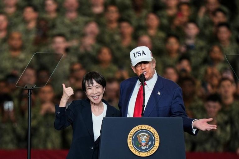 美国总统川普（右）去年10月访问日本时，和日本首相高市早苗同台。美联社