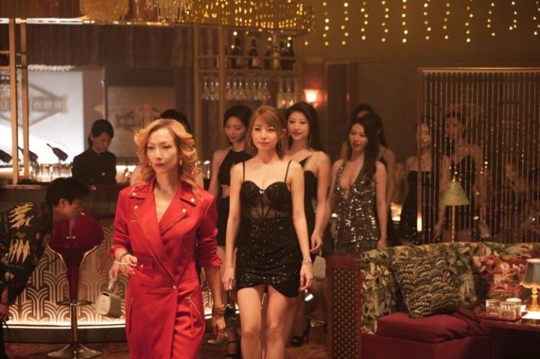郑秀文在「夜王」中扮演纵横尖东夜总会的女霸总，为了业绩长红，使出各种手段。（图／华映娱乐提供）