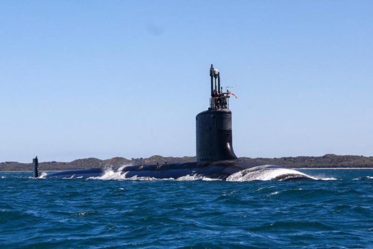 美国海军维吉尼亚级快速攻击潜舰「明尼苏达号」（SSN-783）2025年3月16日出现在在澳洲西澳省外海。数据照片。（路透）