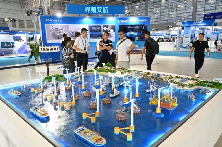 由中国科学院南海海洋研究所与中国石油大学（华东）联合研发的「飞鱼-1.0」大模型，7日在广州发布。图为2025中国海洋装备博览会。(新华社数据照片)
