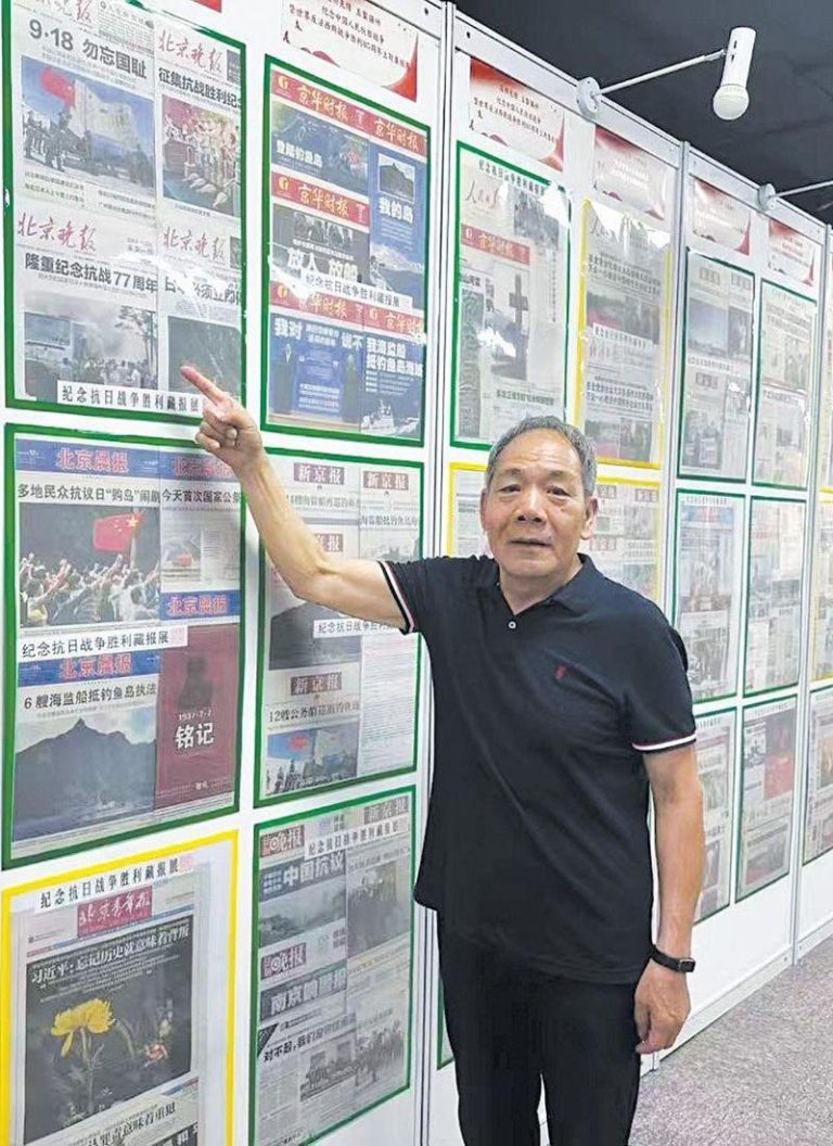 60年收藏10万份报纸 集报大王李铁光把家变成博物馆 去年7月,在「纪念中国人民抗日战争暨世界反法西斯战争胜利80周年」报展上,李铁光在介绍他收藏的报纸。(取材自新京报)