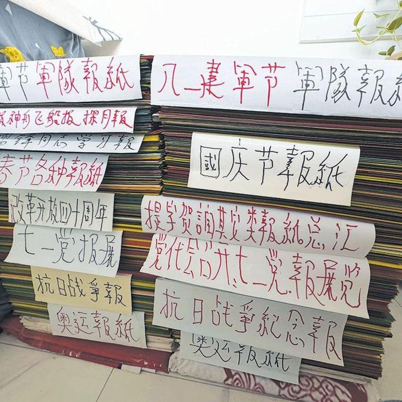 去年7月,在「纪念中国人民抗日战争暨世界反法西斯战争胜利80周年」报展上,李铁光在介绍他收藏的报纸。(取材自新京报)