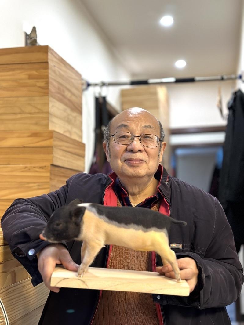 唐安科展示他的标本宝贝。(取材自重庆晚报)