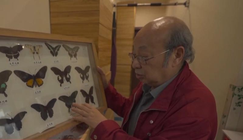 唐安科展示他的标本宝贝。(取材自重庆晚报)