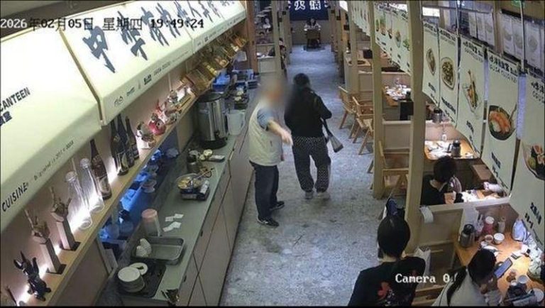 一名老人对着该服务员辱骂。(视频截屏)