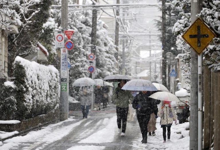 日本众院选举投票率告急 当地中午前仅7.17% 日本8日举行众议院改选,选前民调看好首相高市早苗领导的自民党大胜;但日本多地遭遇破纪录暴雪,交通受阻,恐压低投票率。(欧新社)