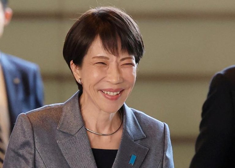 日本首相兼自民党总裁高市早苗5日满脸笑意。（路透）