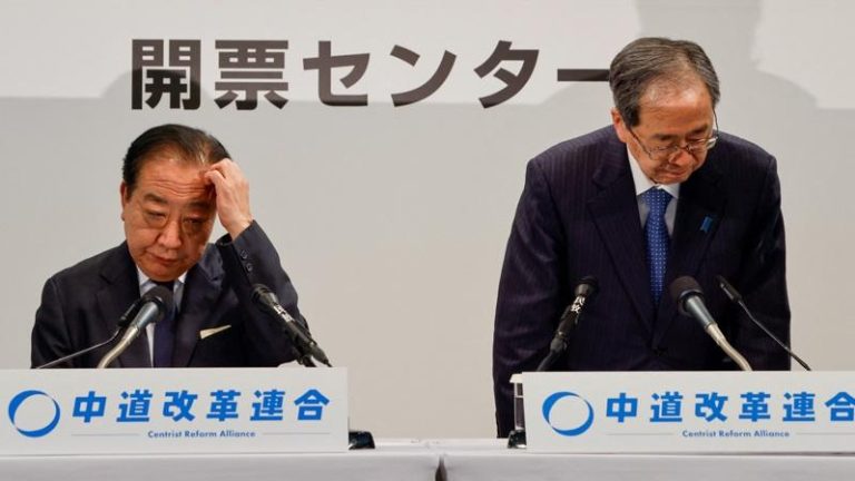 日本中道改革中间联合共同党魁齐藤铁夫(右)与野田佳彦，在出口民调显示首相高市早苗所属自民党胜选的日本大选当天，于东京出席记者会。(路透)