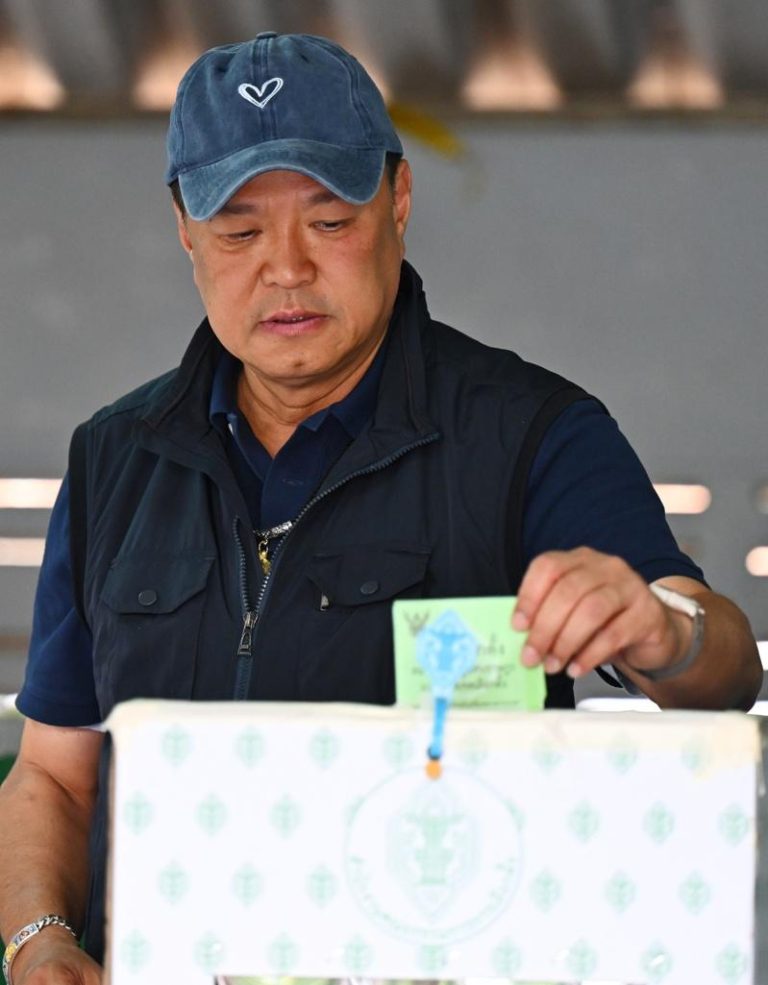 泰国大选 泰自豪党获胜囊括200席 泰国总理阿努廷8日在武里南一个投票所投票。(欧新社)