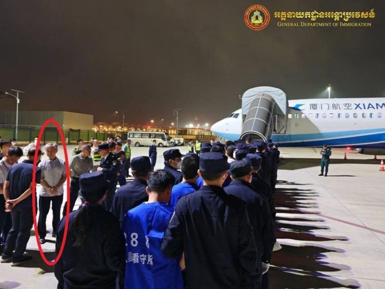 柬埔寨遣返110名电诈犯 中大使汪文斌到场「送机」 埔寨遣返涉诈中国人,中驻柬大使汪文斌(红圈处)到场。(翻摄自「General Department of Immigration」脸书)