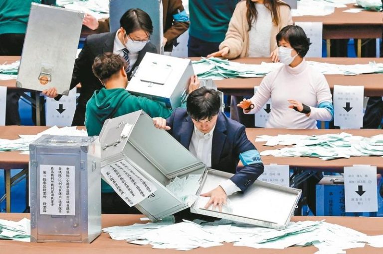 日本选务官员8日在东京准备计算众议院大选选票时，打开票匦。(路透)