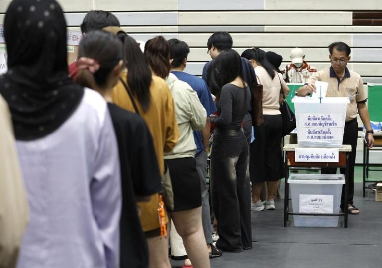 年轻选民心碎喊「我要出走」 泰大选进步派受挫、人才外流忧虑升温 泰国大选结果重挫改革派年轻选民,人才外流的隐忧浮现。图为提前投票画面。(欧新社)