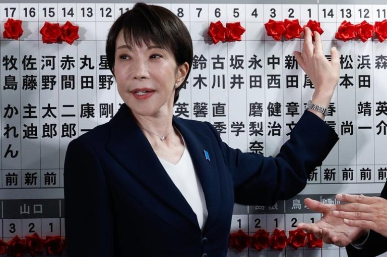 日相高市获得压倒性大胜 市场仍将使她推行政策绑手绑脚 日本首相高市早苗领导的自民党在8日众议院选举中获得压倒性胜利,但未来仍将面临市场对其政策的关注压力。 美联社