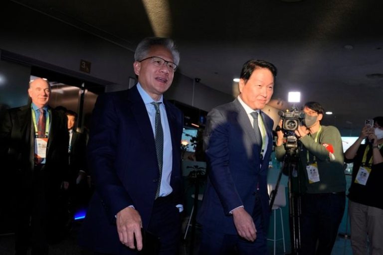 Nvidia与SK集团 「炸鸡啤酒会」谈下一代AI数据中心合作 SK集团会长崔泰源(右)和辉达首席执行官黄仁勋据传近日在美国举行了一场「炸鸡啤酒会」,还带上各自的女儿。外界推测,双方可能讨论了在AI半导体和数据中心的进一步合作。 (美联社)