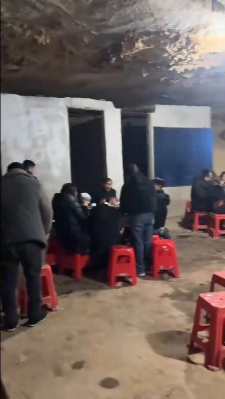 凤凰村村民在山洞吃酒席。(取材自极目新闻)