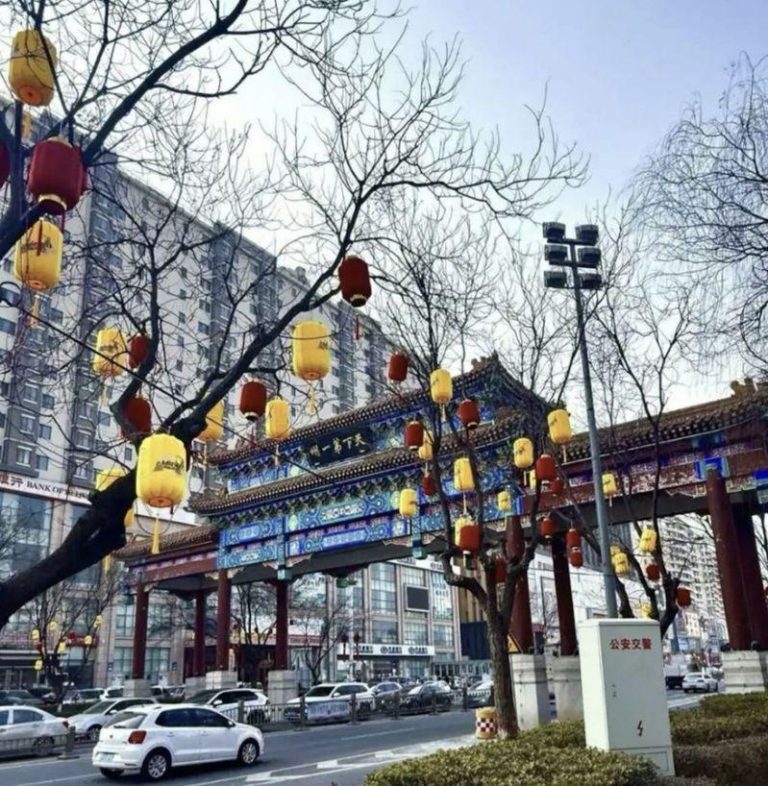 像灵堂?河北涿州挂黄灯笼猛遭嘲讽 官方2天就拆除 中国多地挂黄灯笼应对赤马年,引发热议。(取材自极目新闻)