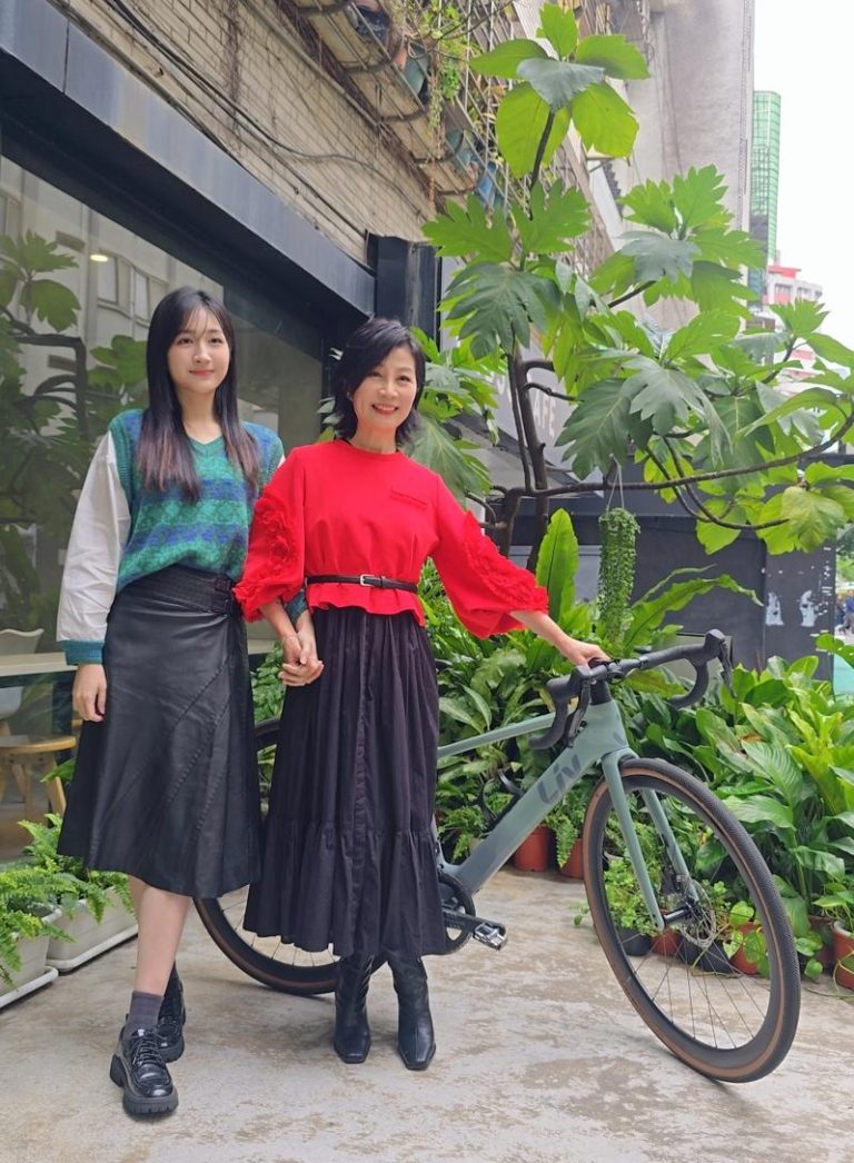 方文琳曝「见到」恩师刘文正:他私下还是帅帅的 方文琳(右)偕小女儿于齐薇分享单车环岛心得。(图/传轩媒体提供)