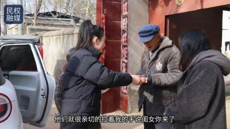 10元1单 河南女当老人「临时子女」 订单排到正月初五 王艳华替远方子女给留守老人送东西。(取材自民权县融媒体中心)