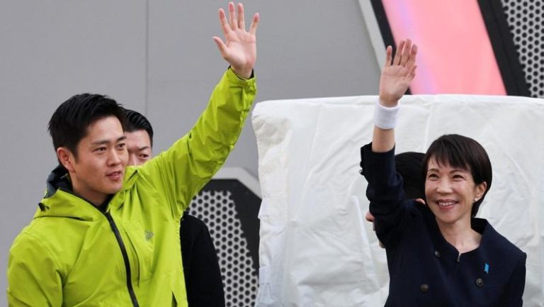 日本维新会领袖吉村洋文（左）和首相高市早苗（右）1月27日一同在东京出席竞选活动。路透
