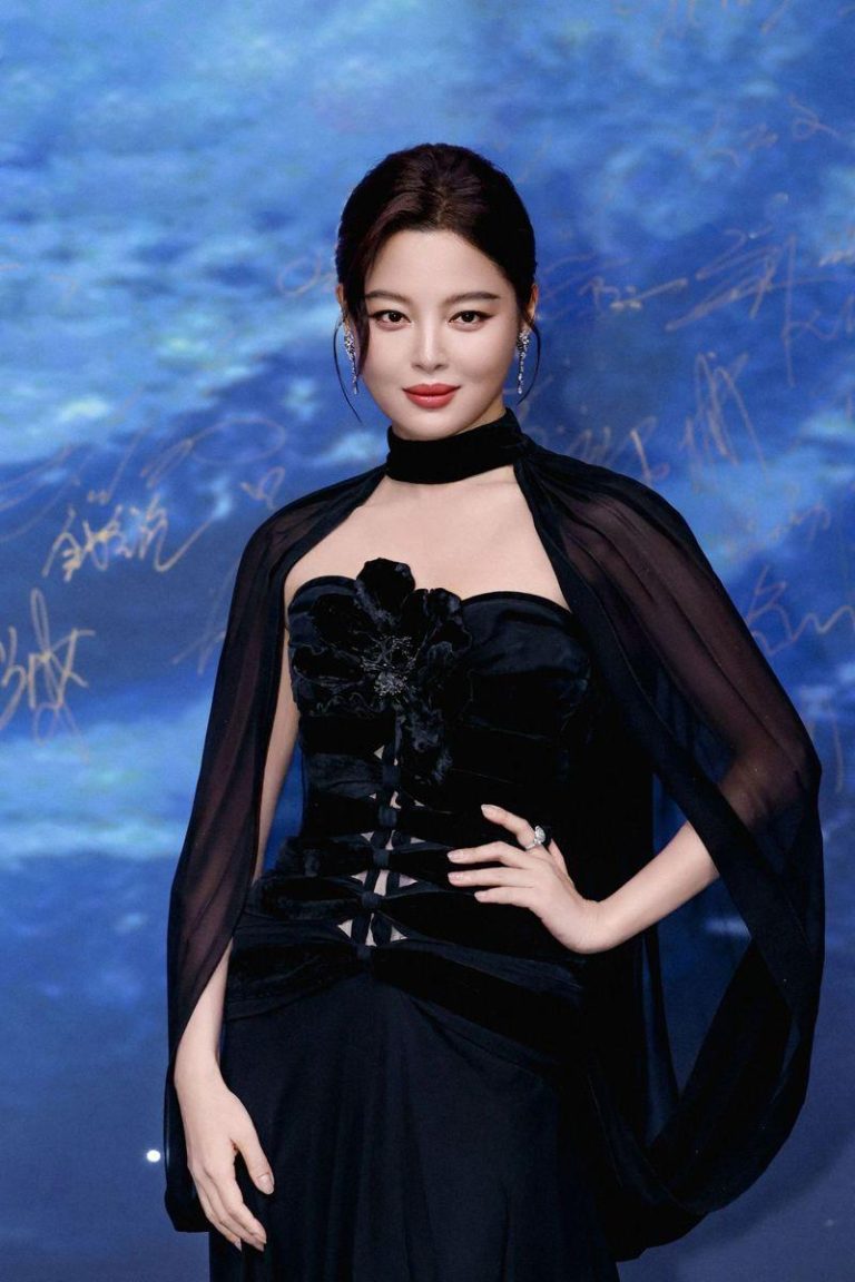 微博之夜明星送礼「红黑榜」… 辛芷蕾获赞最贴心 张凌赫小气被骂翻 辛芷蕾在微博之夜送出春节往返机票好礼。(取材自微博)