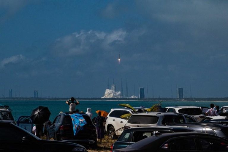 往载人登月更迈进 中国长征十号、梦舟飞船飞行试验成功 中国11日在文昌航天发射场,成功完成「长征十号」运载火箭系统低空演示验证,与「梦舟」载人飞船系统最大动压逃逸飞行试验。(新华社)