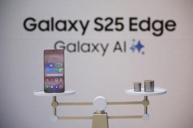 三星2月25日发表AI旗舰Galaxy S26 料内置免贴膜防窥功能 三星电子将于2月25日在旧金山发表最新一代Galaxy旗舰智能手机。图为三星Galaxy S25 Edge手机。(路透)