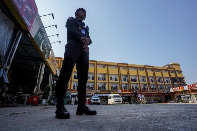 柬埔寨关闭190个跨国诈骗中心 罕见开放媒体参观1据点 一名柬埔寨警察,10日在柬埔寨贡不省一处曾用于诈骗活动的据点附近站岗。(路透)