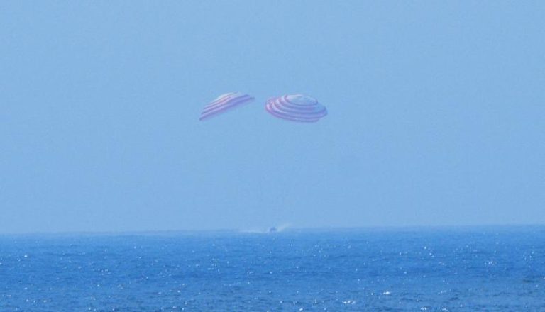 中国载人登月获重大突破 梦舟飞船完成逃逸救生试验 飞船返回舱按程序受控落入指定海域。(新华社)