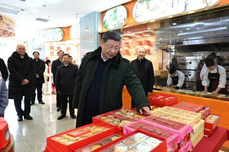 习近平买的糕点…蜜三刀、奶油麻花、开花枣 被抢购一空 中国国家主席习近平10日在北京东城区隆福寺街区的稻香村糕点店考察。 (新华社)