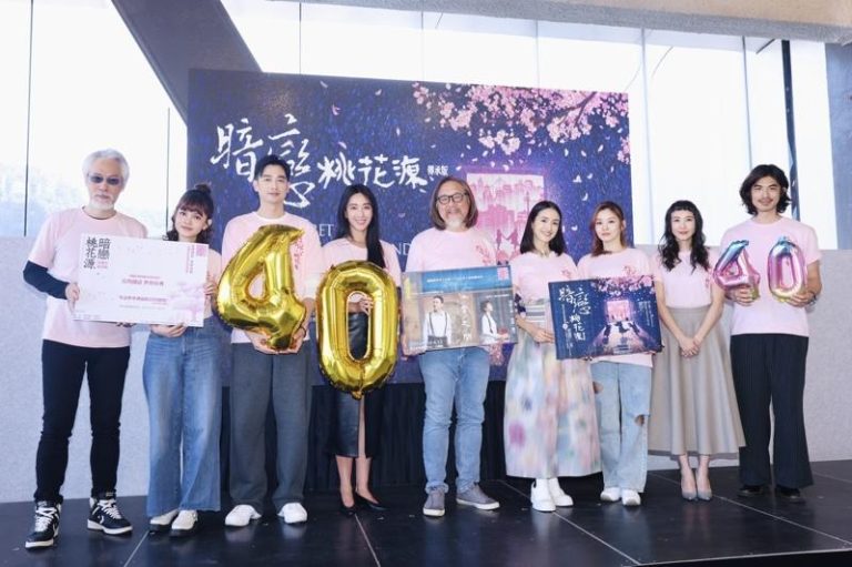 台男星娶陆女星10年 消失台演艺圈「欠一个交代」曝近况 樊光耀(左起)、李劭婕、吴中天、隋棠、导演赖声川、林依晨、张静之、张本渝、梁正群出席舞台剧「暗恋桃花源」记者会。(记者王聪贤/摄影)