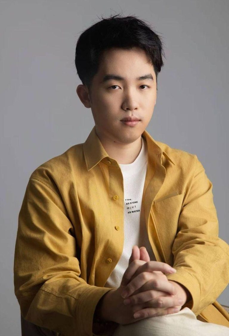 95后网文作家连载7个月 靠1本书替父母还清百万债 网文作家「鹤守月满池」,靠1本书替父母还清百万欠款。(取材自微博)