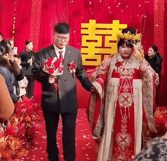 「大衣哥」朱之文女儿结婚，女婿是山东菏泽本地人；曾称选女婿只看人品，不看家境。（取材自九派新闻）