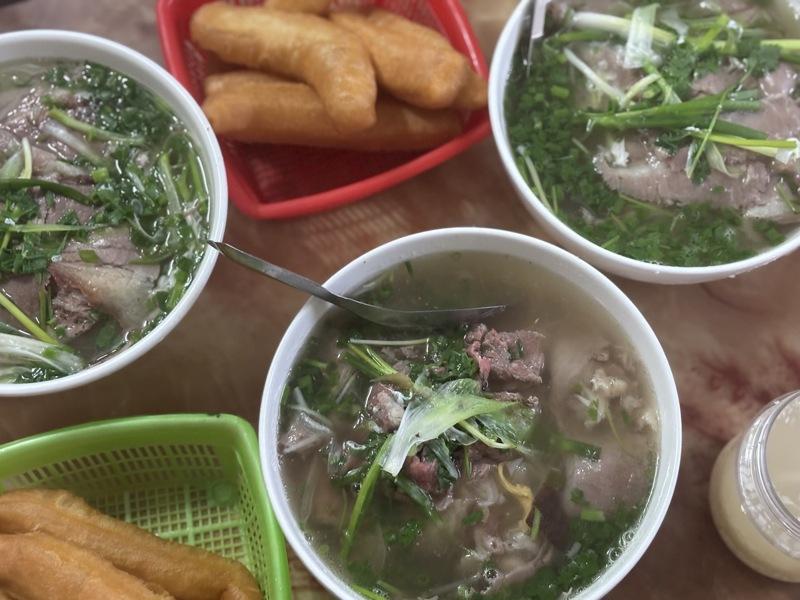 越南河粉是越南的国民美食与料理代表之一,近年来在国际上越来越受欢迎,河粉店遍布全球,以温润的汤头与份量饱满的牛肉掳获人心。河内河粉没有豆芽,而是搭配小油条。(中央社)