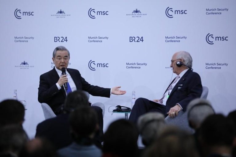 中国外交部长王毅(左)14日出席慕尼黑安全会议，抨击日本首相高市早苗「台湾有事」的言论。日本外务省已通过外交管道提出严正交涉。(新华社)