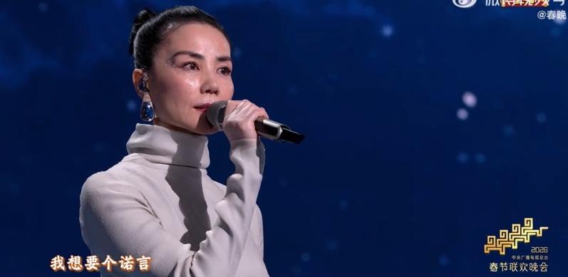 王菲在央视马年春晚节目演唱「你我经历的一刻」。(取材自微博)