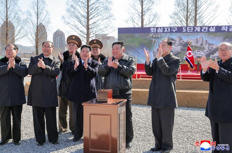 北韩领导人金正恩19日主持一场仪式，展示一款可携核弹头的巨型多管火箭发射系统。(路透)