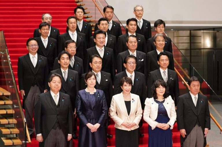 高市无悬念续任日相…3月访美「川高会」 还将寻求「习高会」 日本首相高市早苗(前排中)在日本「特别国会」首相指名选举中毫无悬念连任,成为第105任首相,而内阁阁员全部留任。(路透)