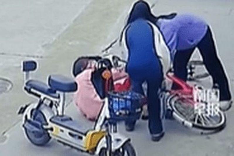 老太太骑车摔倒，初中女生路过好心扶起，被索赔22万。（视频截屏）