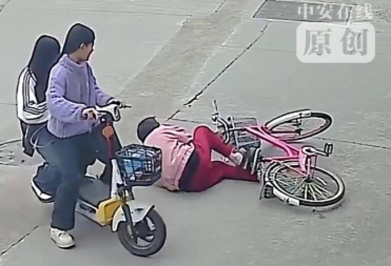 老太太骑车摔倒，初中女生路过好心扶起，被索赔22万。（视频截屏）