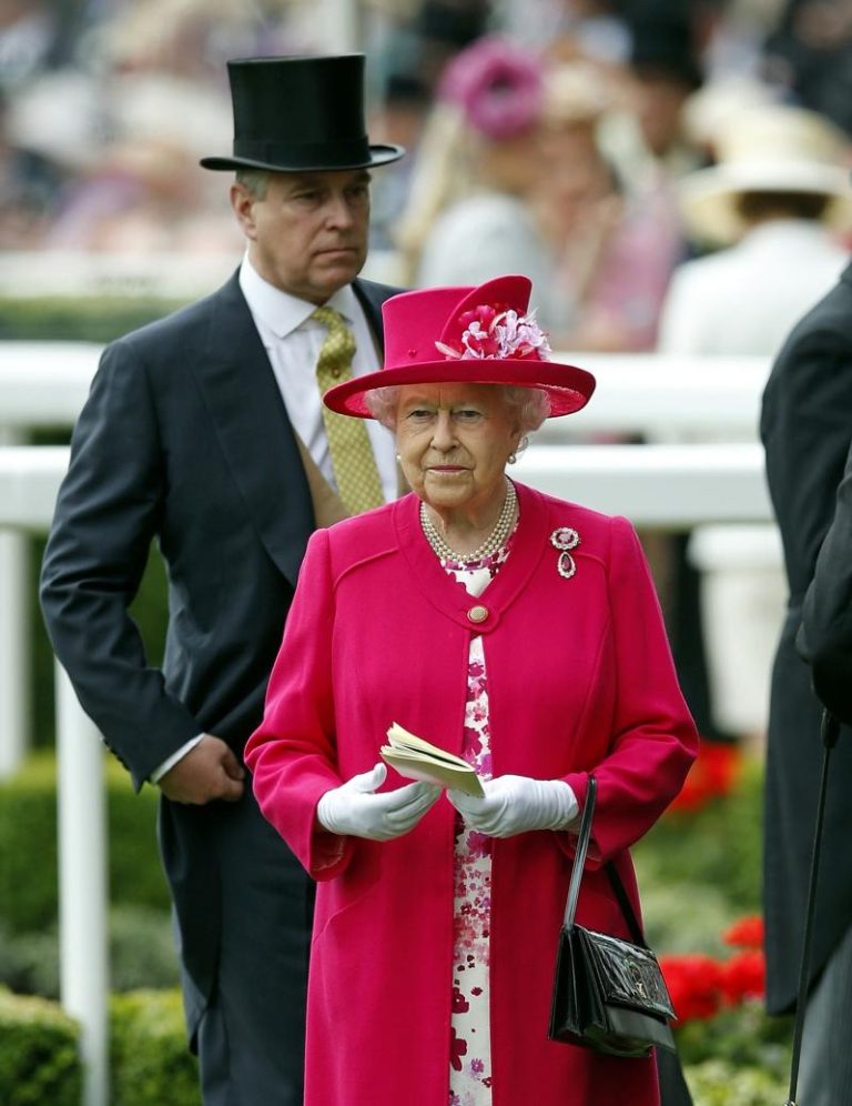 女王最疼爱的儿子 安德鲁王子变成英皇室头痛人物 英国女王伊莉莎白二世(前)生前疼爱次子安德鲁(后),图为两人于2015年参加皇家赛马会。(美联社档案照)
