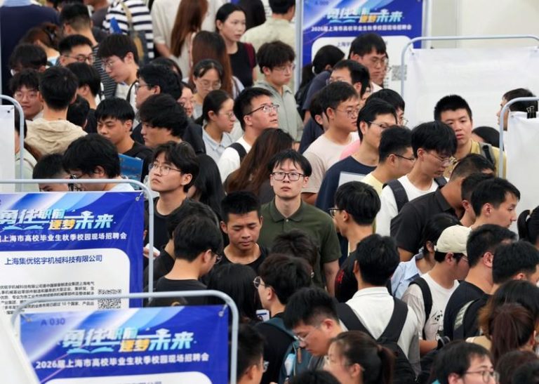 报导称，中国年轻人想找的并不是一份「好工作」，而只是一份各方面都很平均的「正常工作」。图为2026届上海高校毕业生校园招聘会在上海交通大学举行。(新华社)