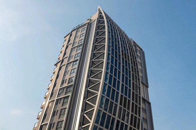 快时尚ASOS创办人坠楼亡 泰警:初步调查为自杀 泰国警方20日表示,58岁的英国快时尚电商ASOS共同创办人葛瑞菲斯2月9日在芭达雅此公寓大楼阳台坠楼身亡。路透