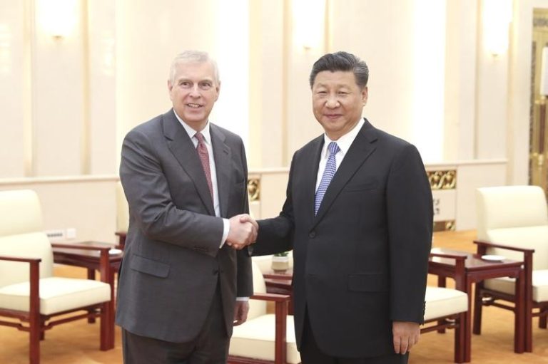 艾普斯坦电邮扯出中国政商网络 英前王子安德鲁与习近平交往甚密 2018年5月29日,中国国家主席习近平(右)在北京人民大会堂会见英国前王子安德鲁(左)。中新社