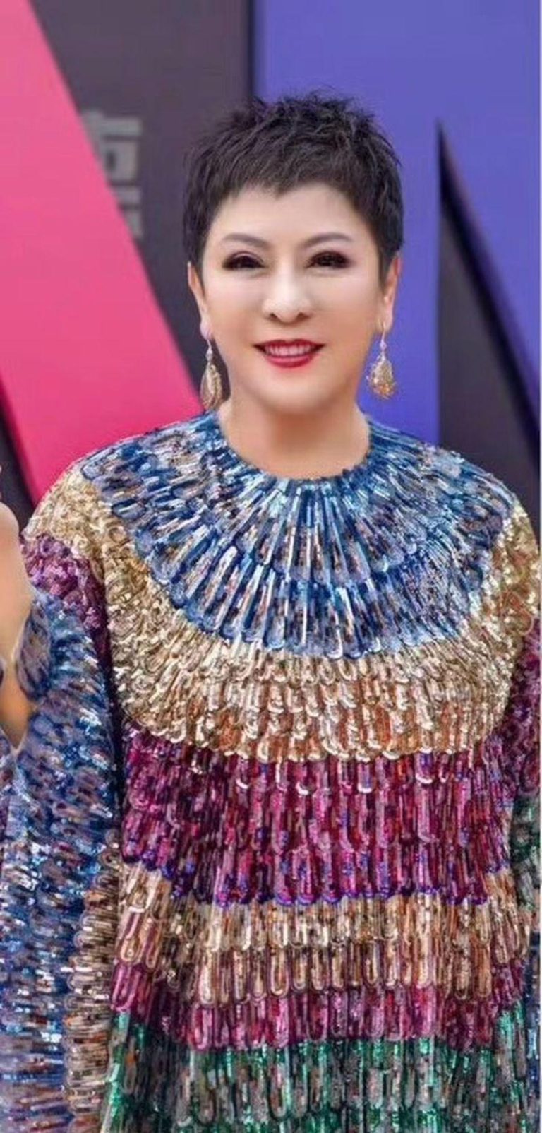 向太公开「致富4大习惯」:长期坚持 钱自然会拥抱你 向太档案照。(取材自微博)