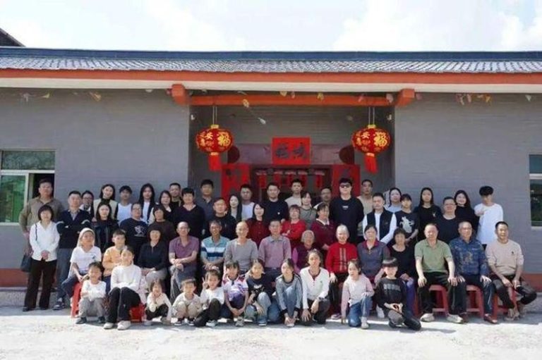 广东家族「五代同堂」60多人 连4年祠堂前拍春节全家福 除夕那天,广东黄姓家族拍下的合影。(取材潇湘晨报)