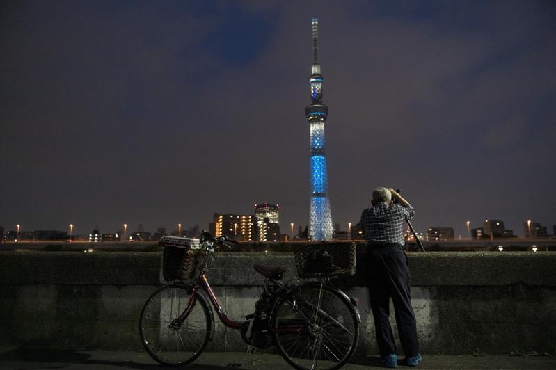 东京晴空塔22日晚发生电梯急速下坠事故,有22人受困。(美联社)