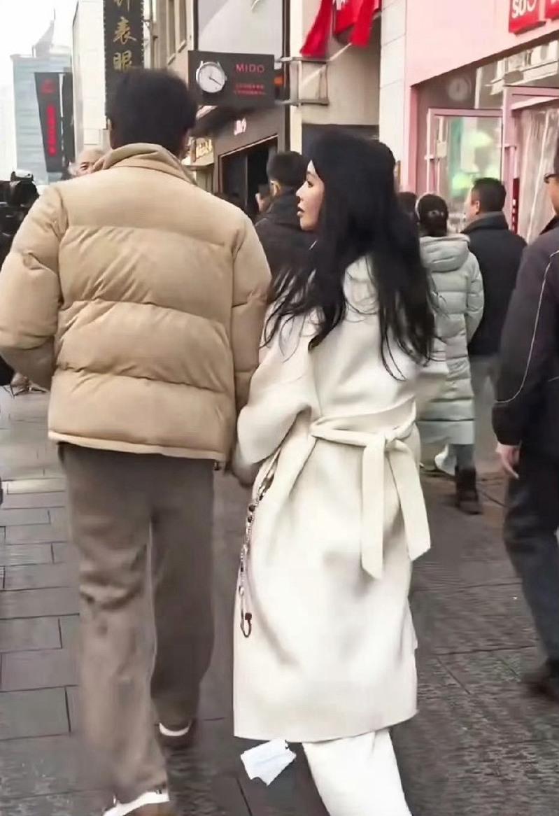 伊能静与老公秦昊现身沈阳逛街。(取材自微博)