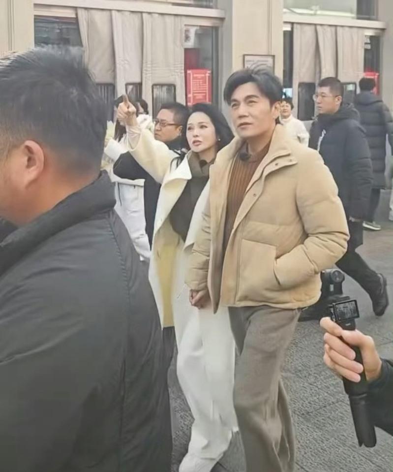 伊能静与老公秦昊牵手甜蜜逛街，大衣吊牌没剪被抓包。(图／摘自微博)