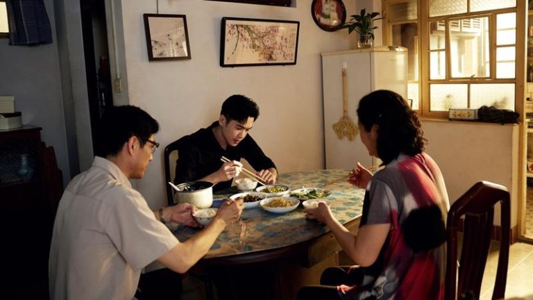 张若昀（中）在「鸣龙少年」中的偏执性格，根源来自原生家庭。图／龙华电视提供